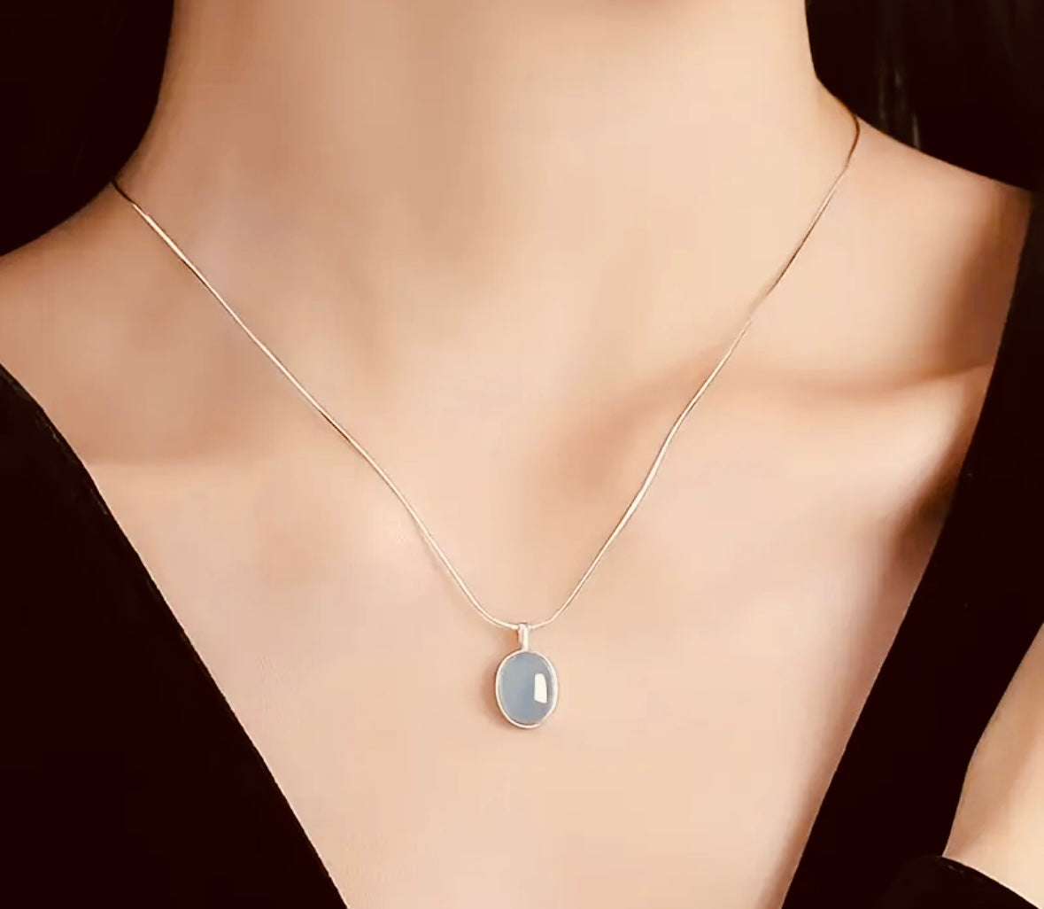 Une paire de pendentifs ovales minimalistes élégants
