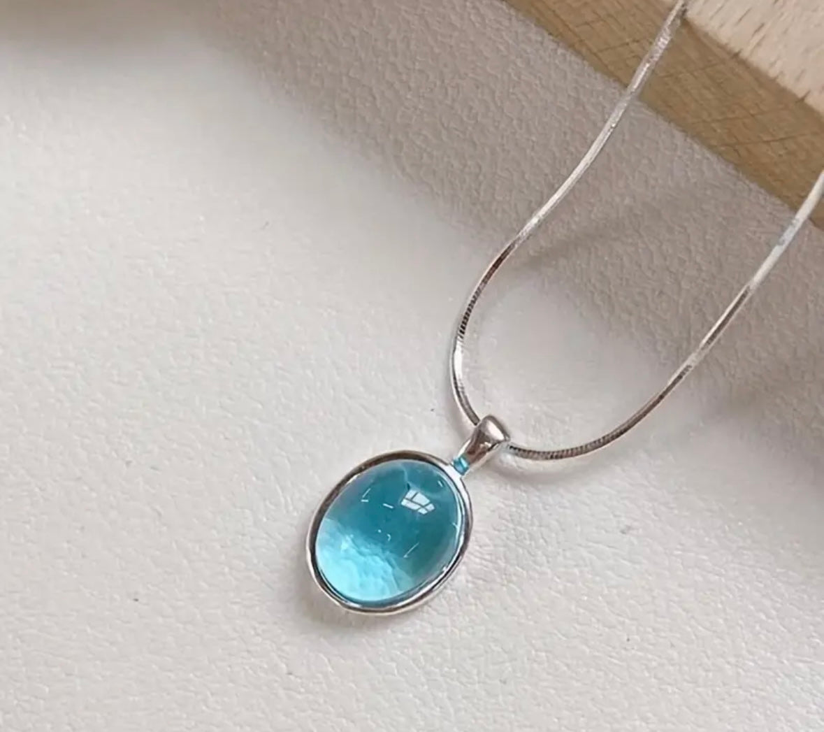 Une paire de pendentifs ovales minimalistes élégants