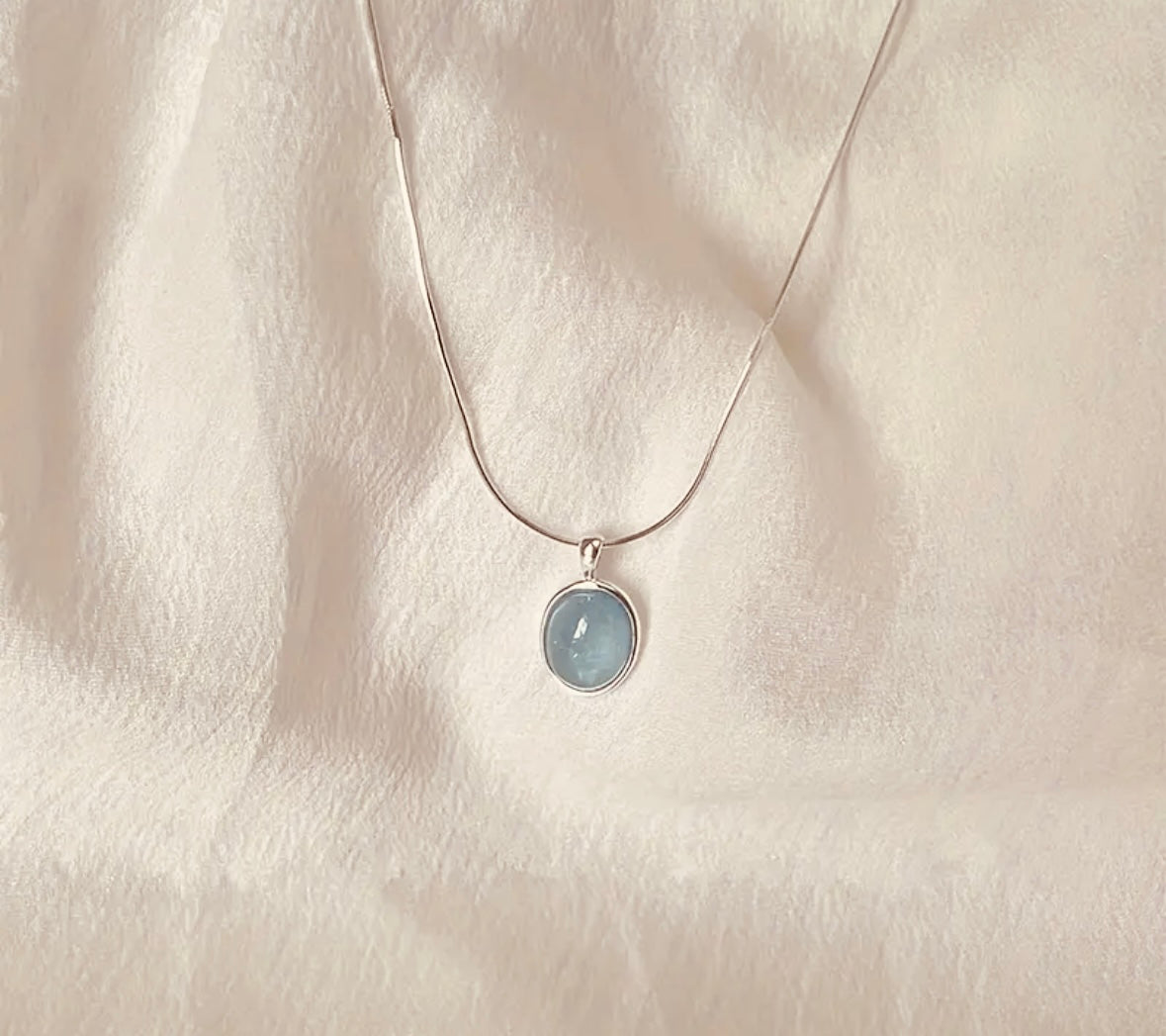 Collier élégant avec pendentif incrusté de verre bleu marine pour femme