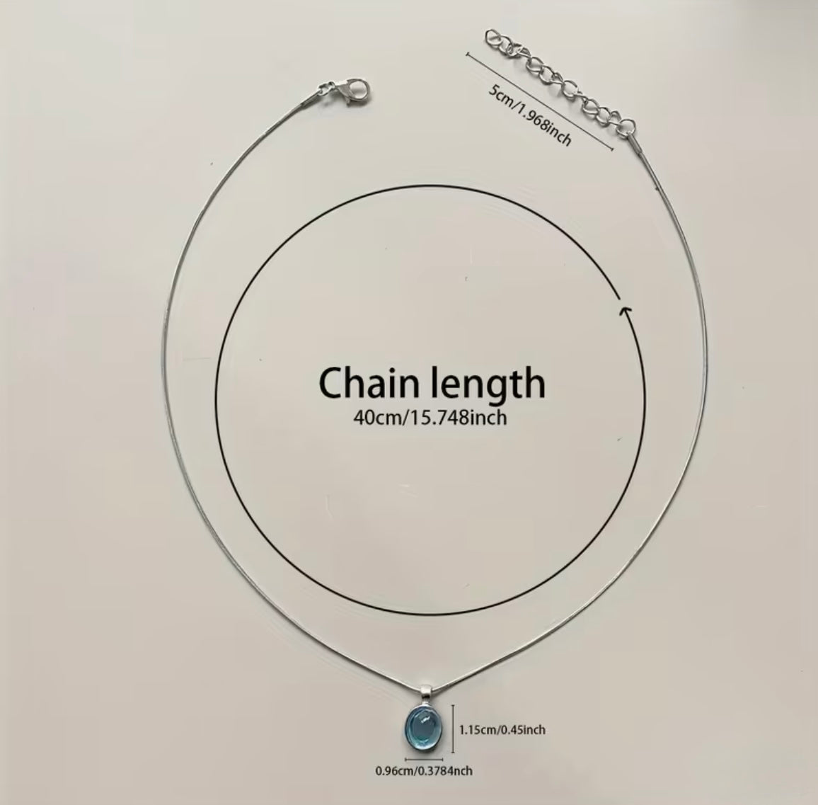 Collier élégant avec pendentif incrusté de verre bleu marine pour femme