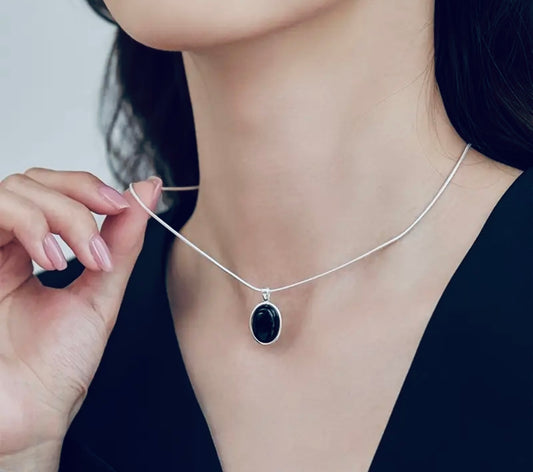 Une paire de pendentifs ovales minimalistes élégants