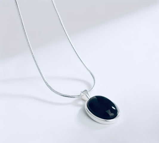 Une paire de pendentifs ovales minimalistes élégants