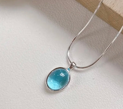 Une paire de pendentifs ovales minimalistes élégants