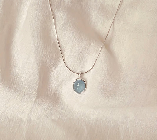 Collier élégant avec pendentif incrusté de verre bleu marine pour femme