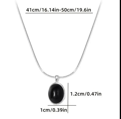 Une paire de pendentifs ovales minimalistes élégants