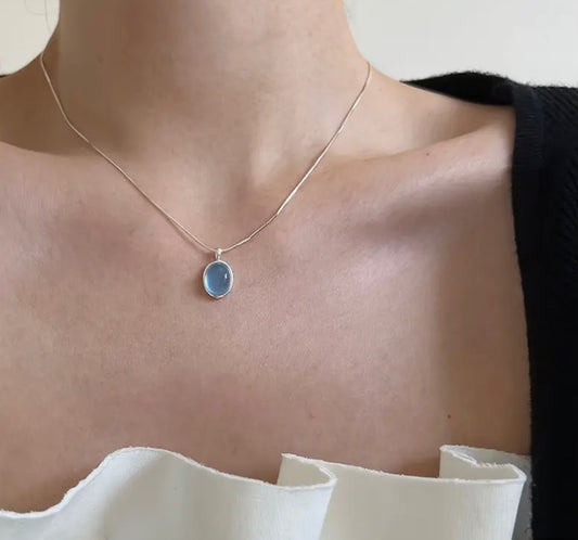 Collier élégant avec pendentif incrusté de verre bleu marine pour femme